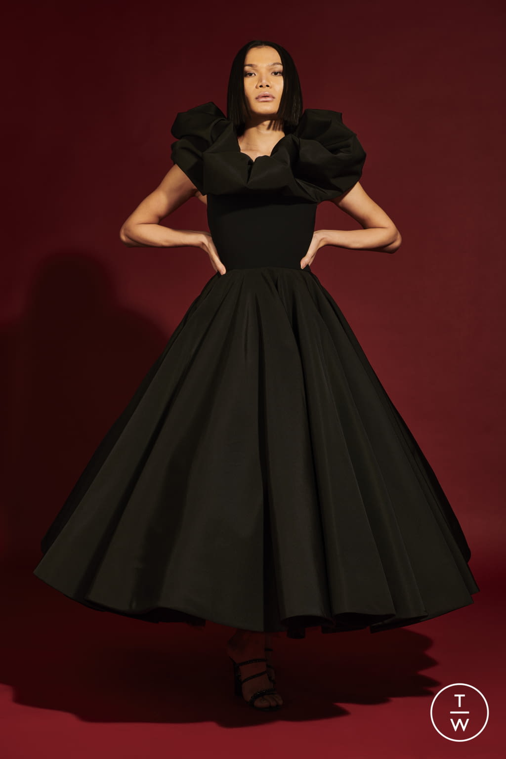 Fashion Week New York Pre-Fall 2022 look 38 from the Christian Siriano collection 女装