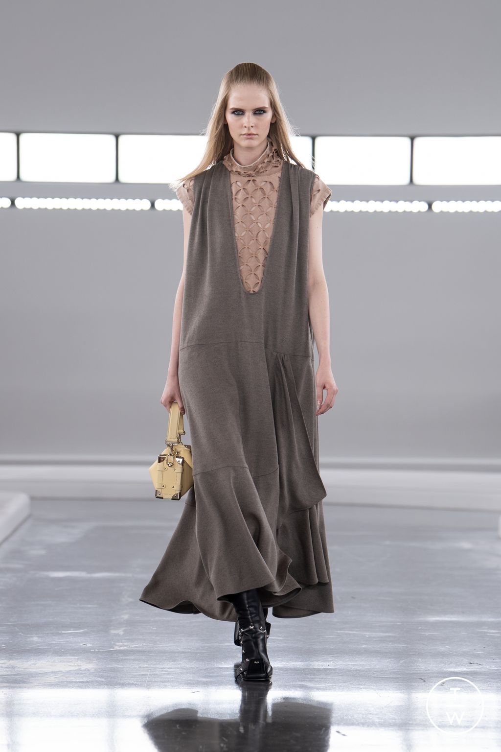 Fashion Week Paris Pre-Fall 2024 look 38 from the Louis Vuitton collection womenswear