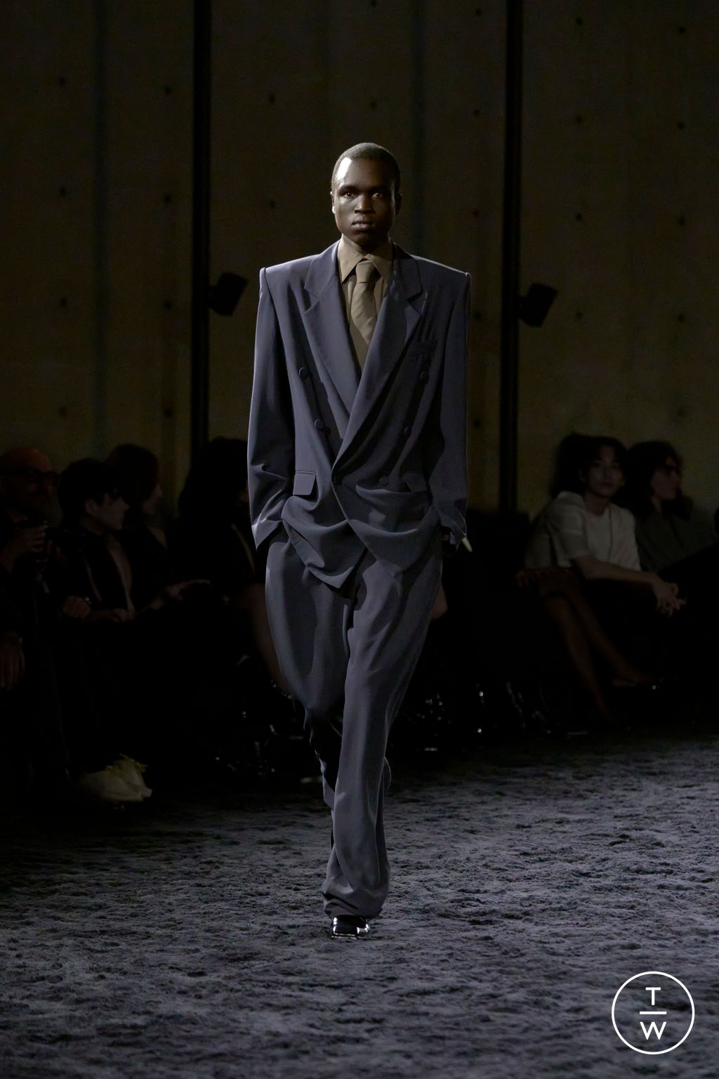 Fashion Week Paris Fall/Winter 2024 look 39 from the Saint Laurent collection 男装