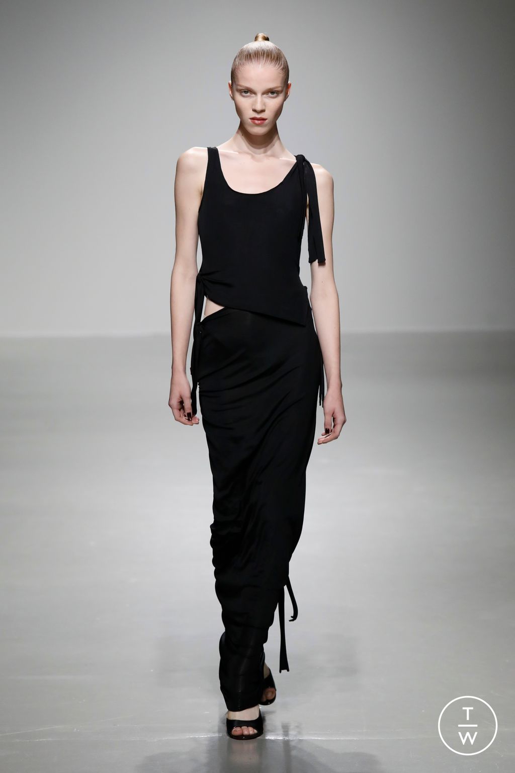 Fashion Week Paris Spring/Summer 2024 look 39 de la collection Atlein womenswear