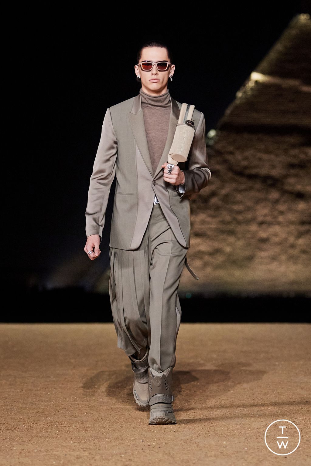 Fashion Week Paris Pre-Fall 2023 look 39 from the Dior Men collection menswear
