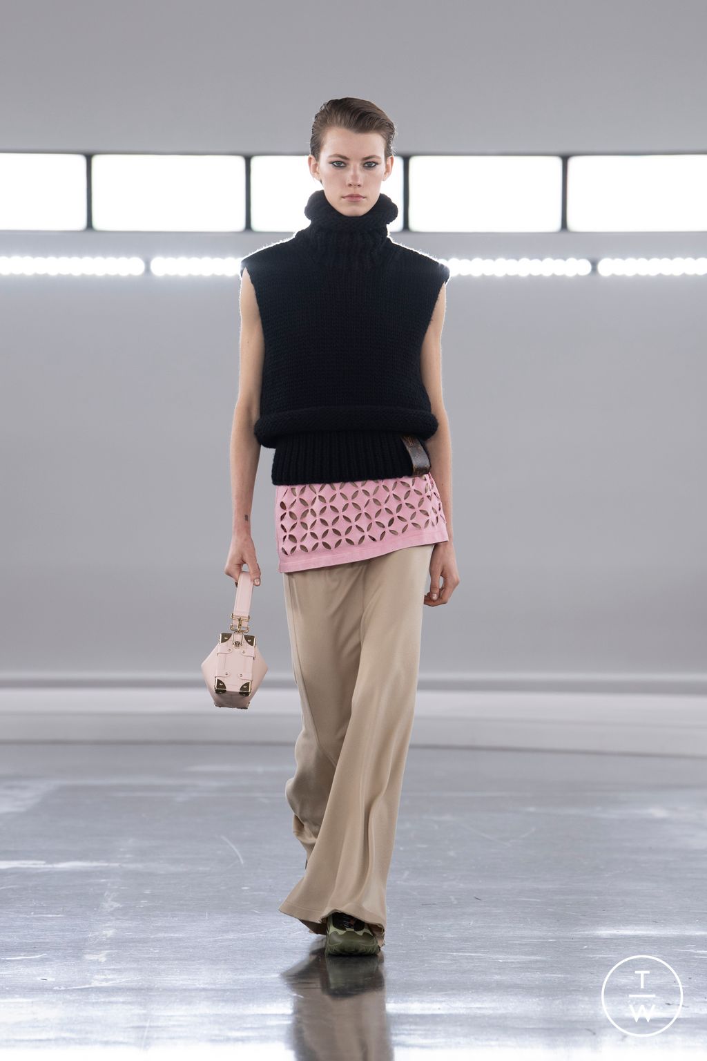 Fashion Week Paris Pre-Fall 2024 look 39 from the Louis Vuitton collection womenswear