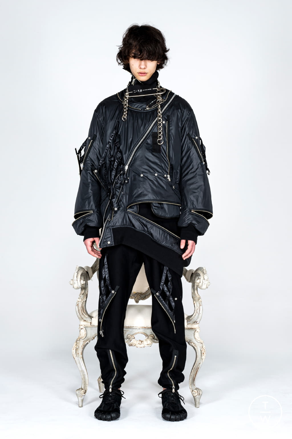 Fashion Week Paris Fall/Winter 2021 look 5 from the Takahiromiyashita The Soloist collection menswear