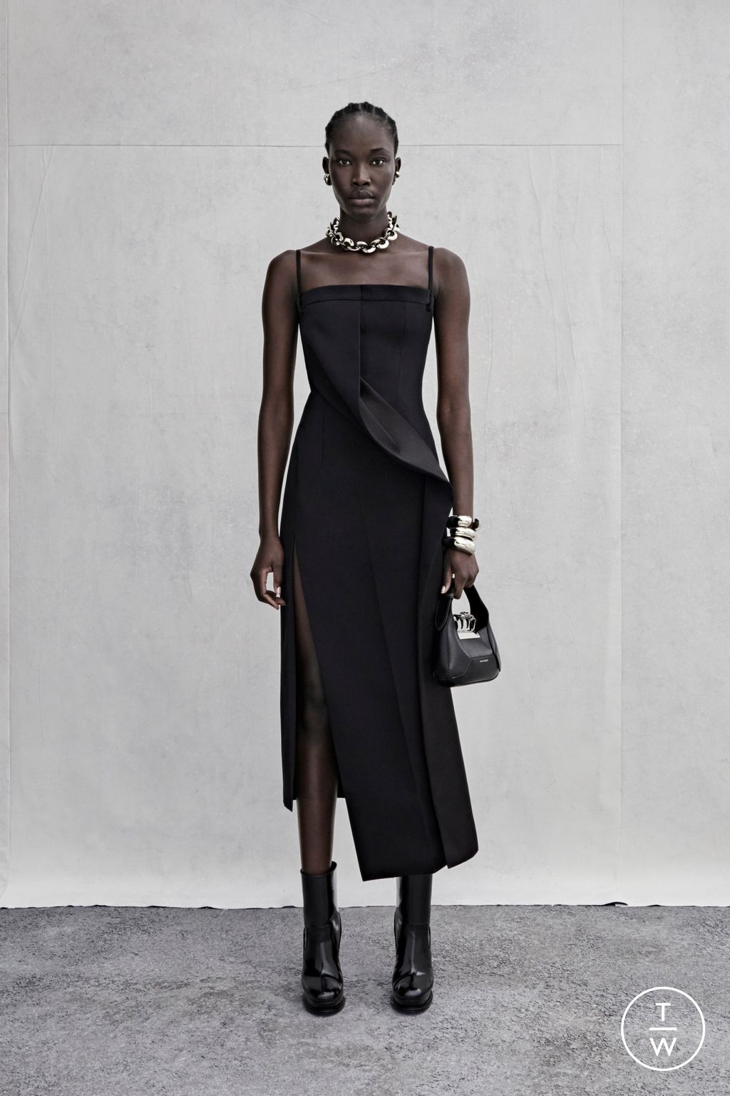 Fashion Week London Resort 2023 look 41 from the Alexander McQueen collection womenswear