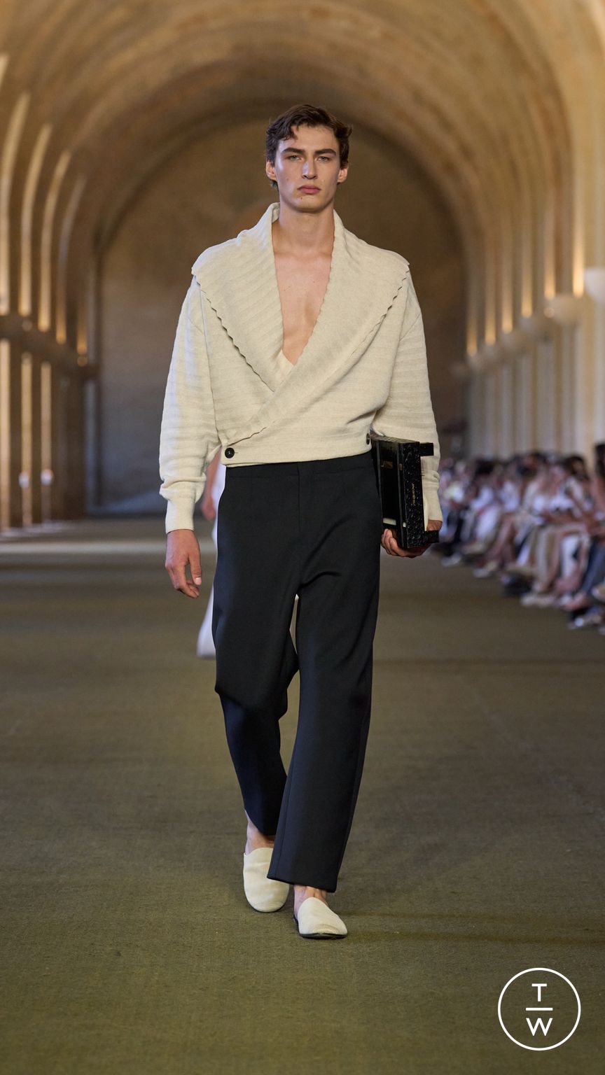 Fashion Week Paris Spring/Summer 2026 look 41 from the Jacquemus collection menswear