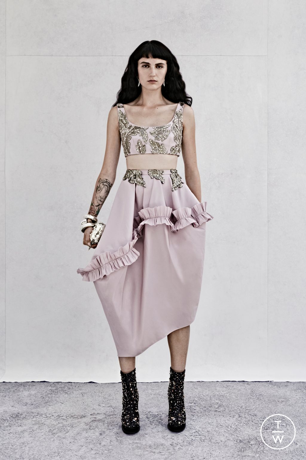 Fashion Week London Resort 2023 look 42 from the Alexander McQueen collection womenswear