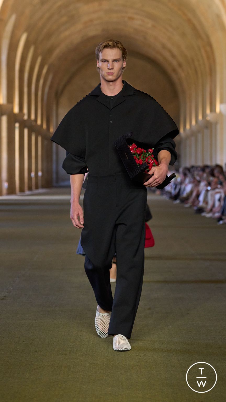 Fashion Week Paris Spring/Summer 2026 look 43 from the Jacquemus collection menswear