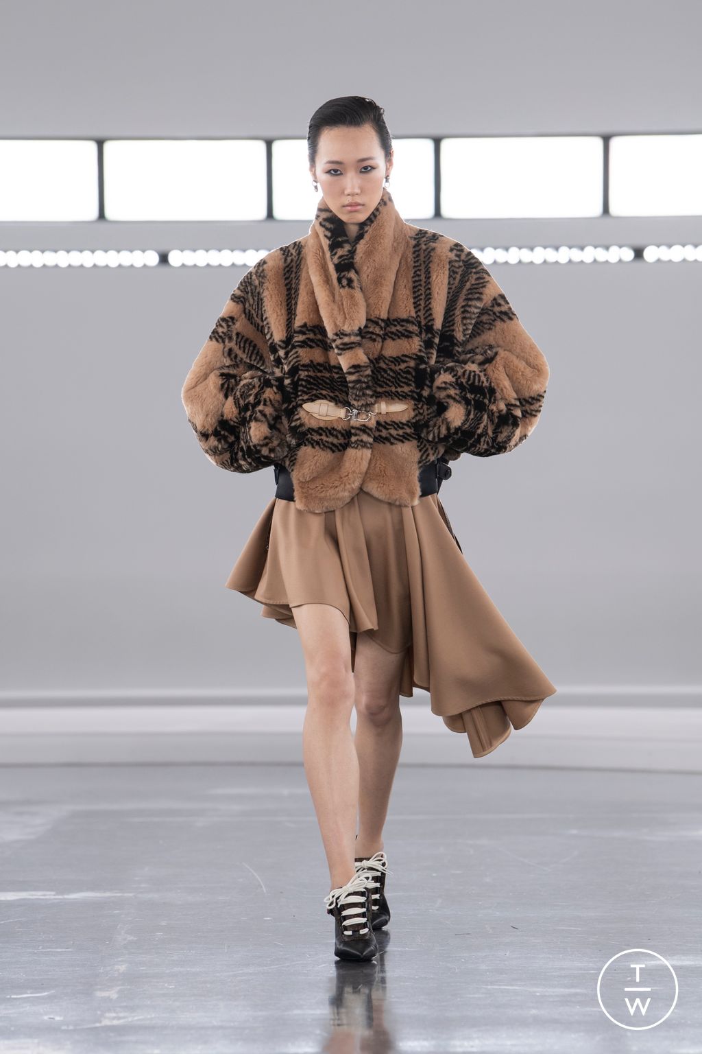 Fashion Week Paris Pre-Fall 2024 look 43 from the Louis Vuitton collection 女装