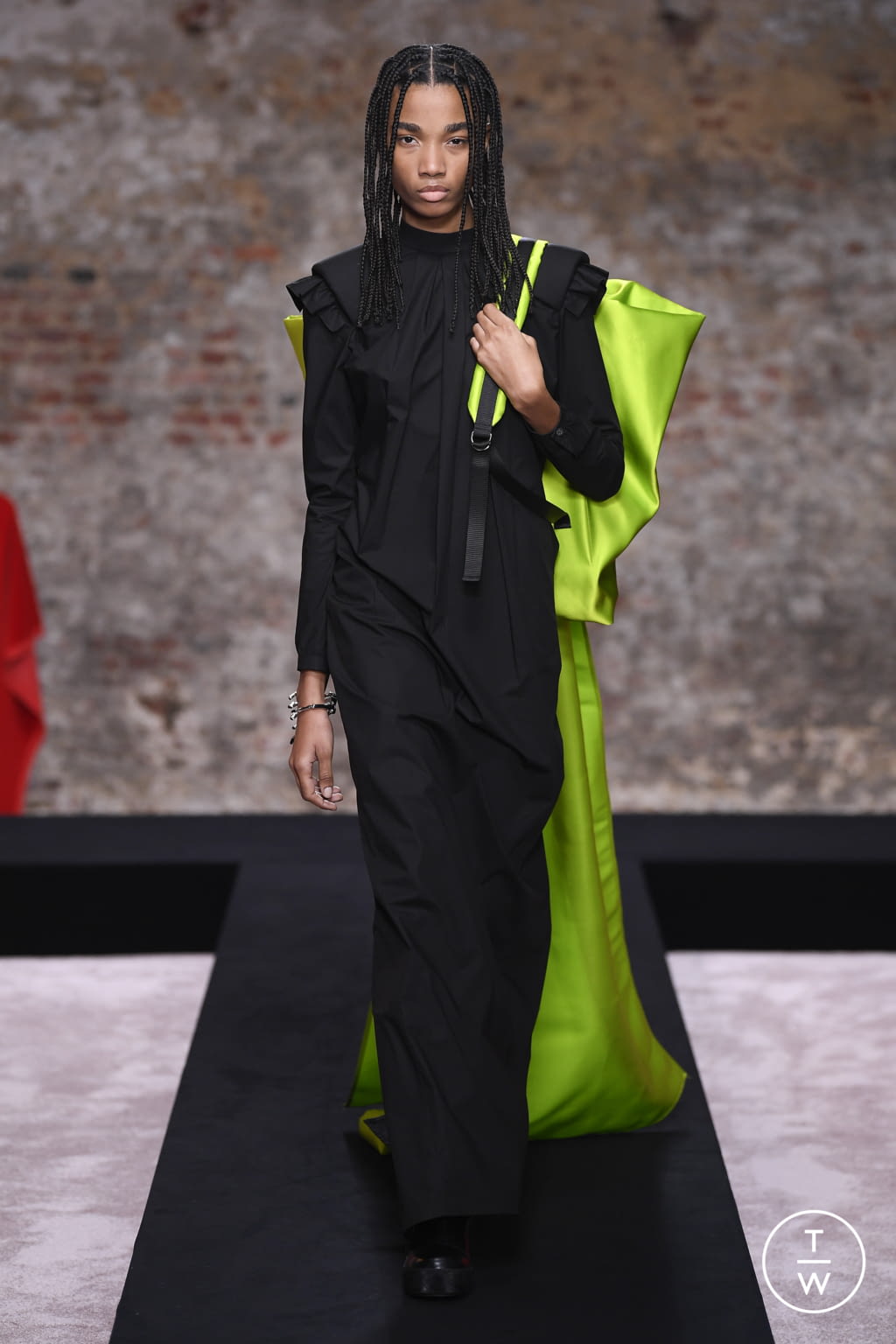 Fashion Week London Fall/Winter 2022 look 44 from the Raf Simons collection womenswear