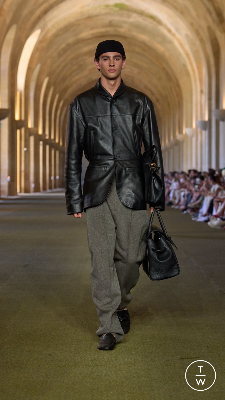 Fashion Week Paris Spring/Summer 2026 look 45 from the Jacquemus collection menswear