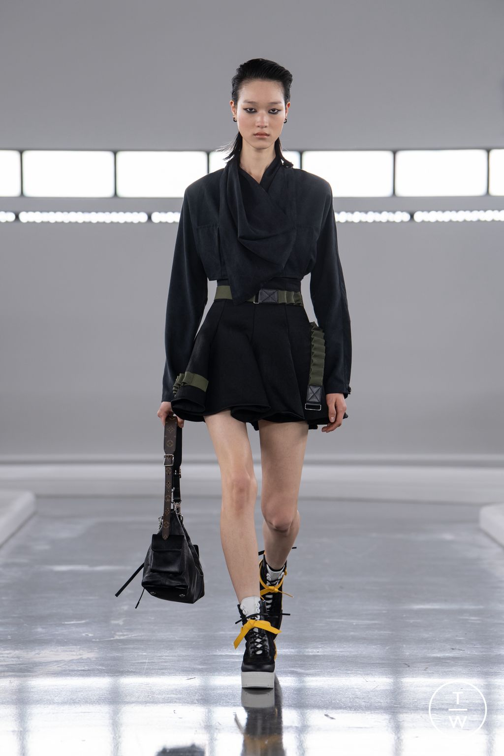 Fashion Week Paris Pre-Fall 2024 look 46 from the Louis Vuitton collection womenswear