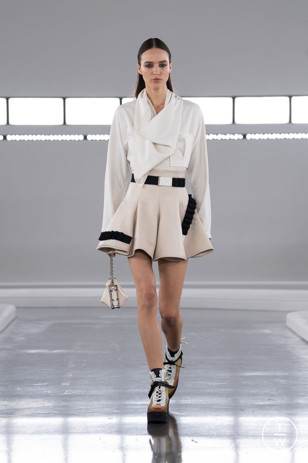Fashion Week Paris Pre-Fall 2024 look 47 from the Louis Vuitton collection womenswear