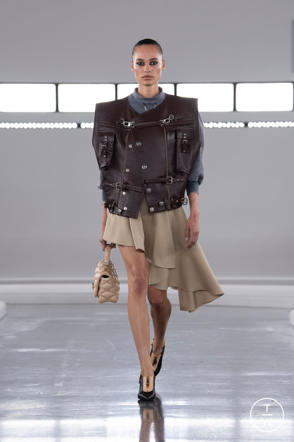 Fashion Week Paris Pre-Fall 2024 look 48 from the Louis Vuitton collection womenswear