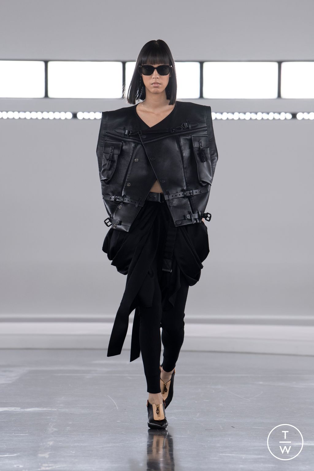 Fashion Week Paris Pre-Fall 2024 look 49 from the Louis Vuitton collection 女装