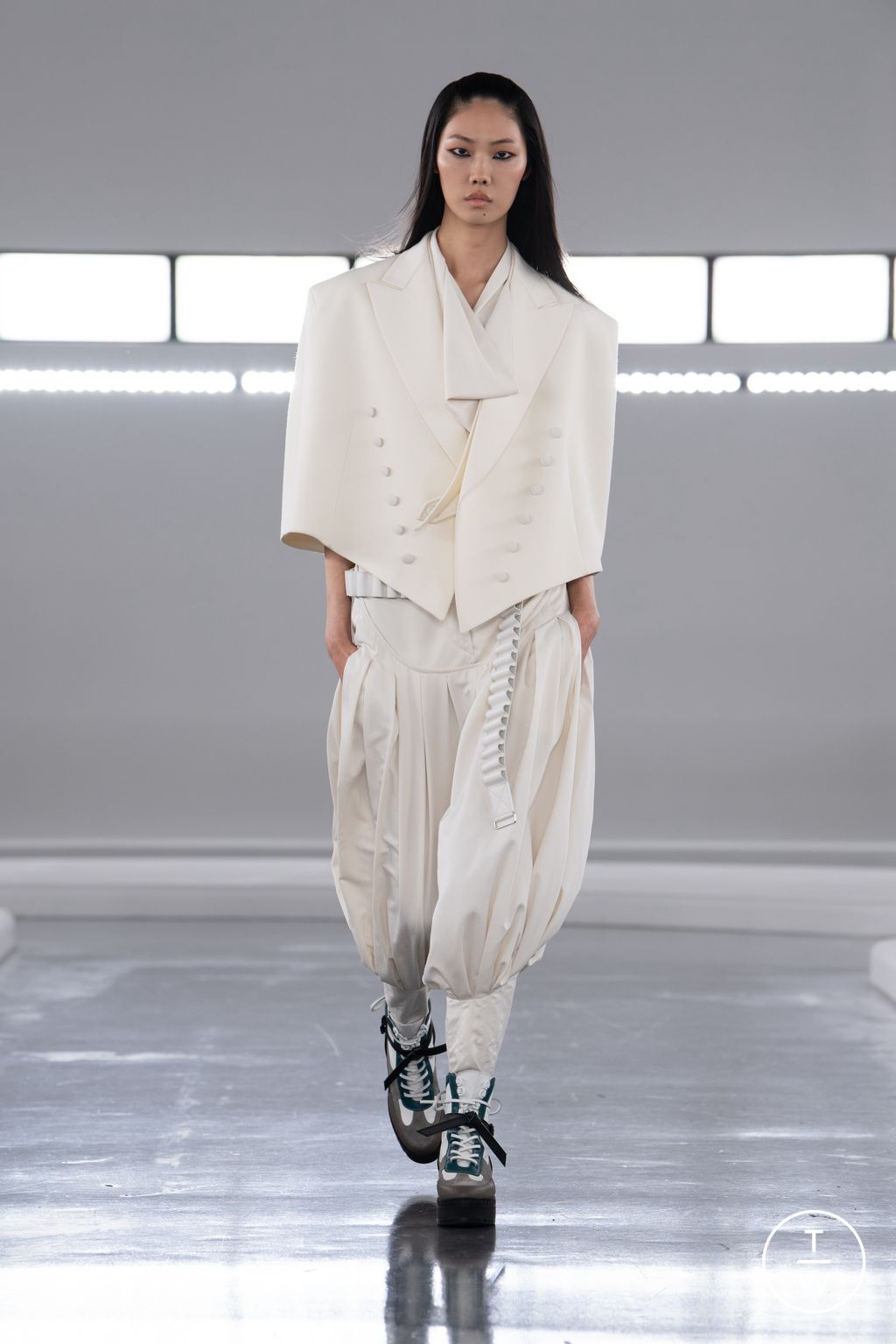 Fashion Week Paris Pre-Fall 2024 look 52 from the Louis Vuitton collection 女装