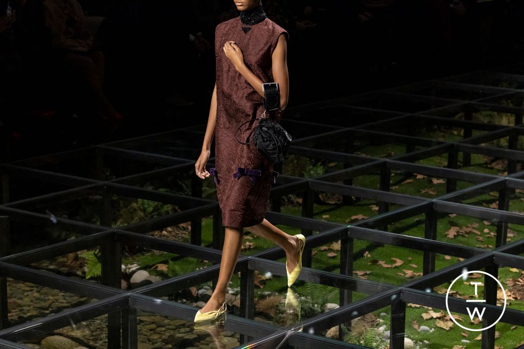 Fashion Week Milan Fall/Winter 2024 look 18 de la collection Prada womenswear accessories