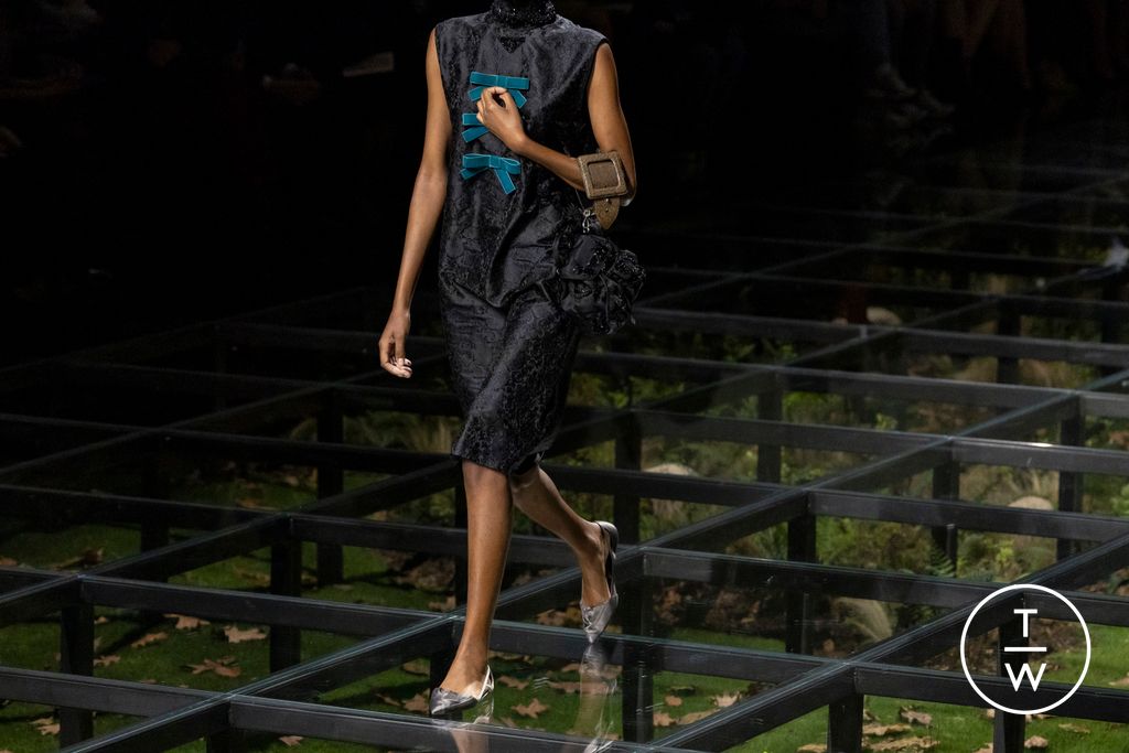 Fashion Week Milan Fall/Winter 2024 look 19 from the Prada collection 女装配饰
