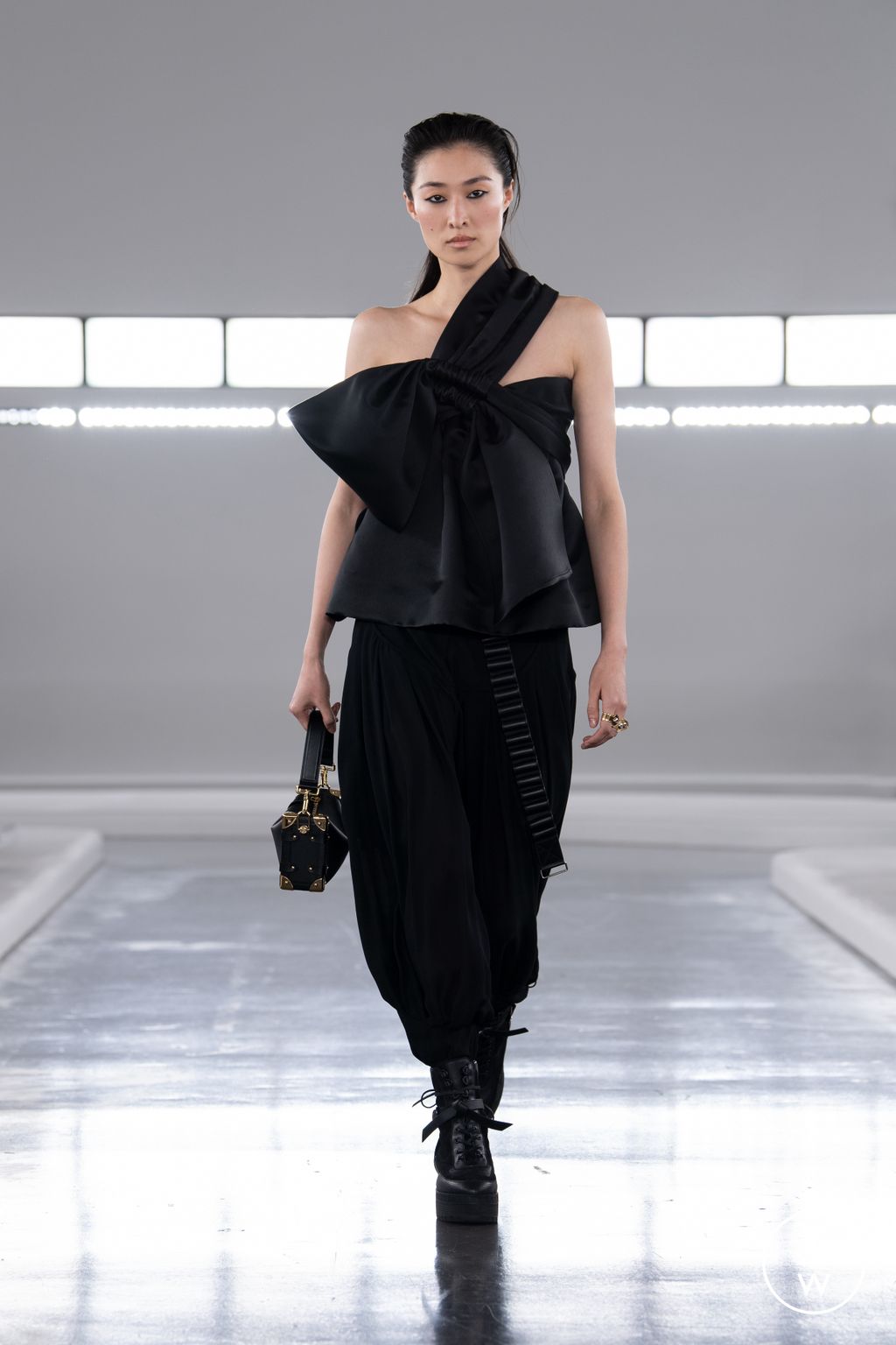 Fashion Week Paris Pre-Fall 2024 look 57 from the Louis Vuitton collection womenswear