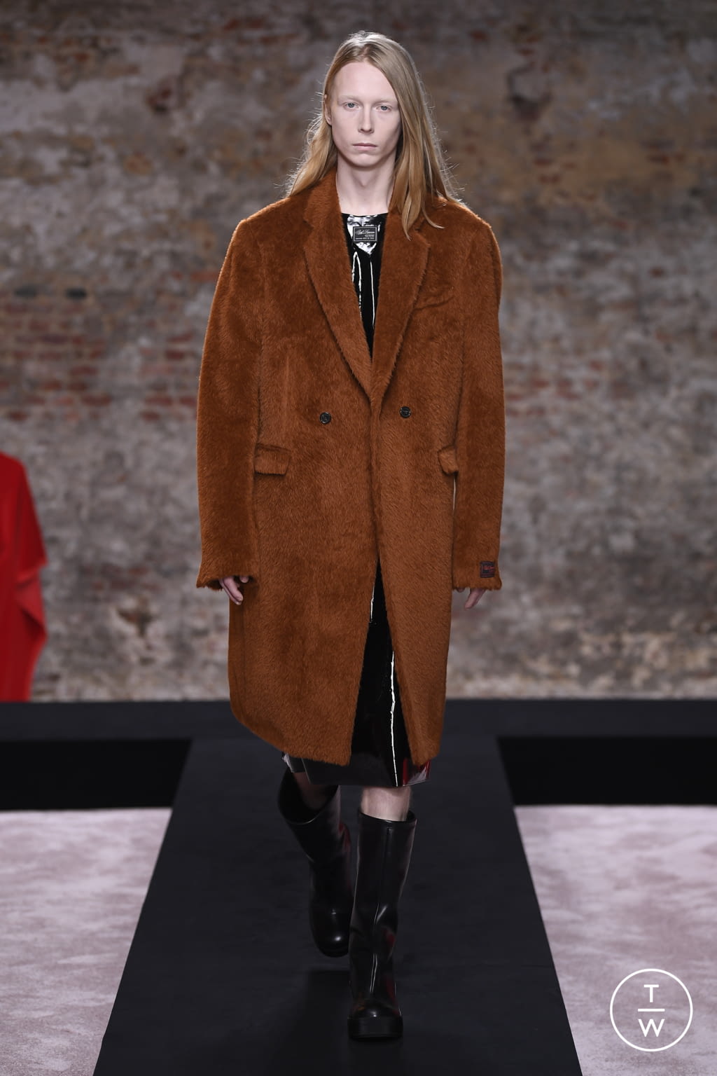 Fashion Week London Fall/Winter 2022 look 6 from the Raf Simons collection womenswear