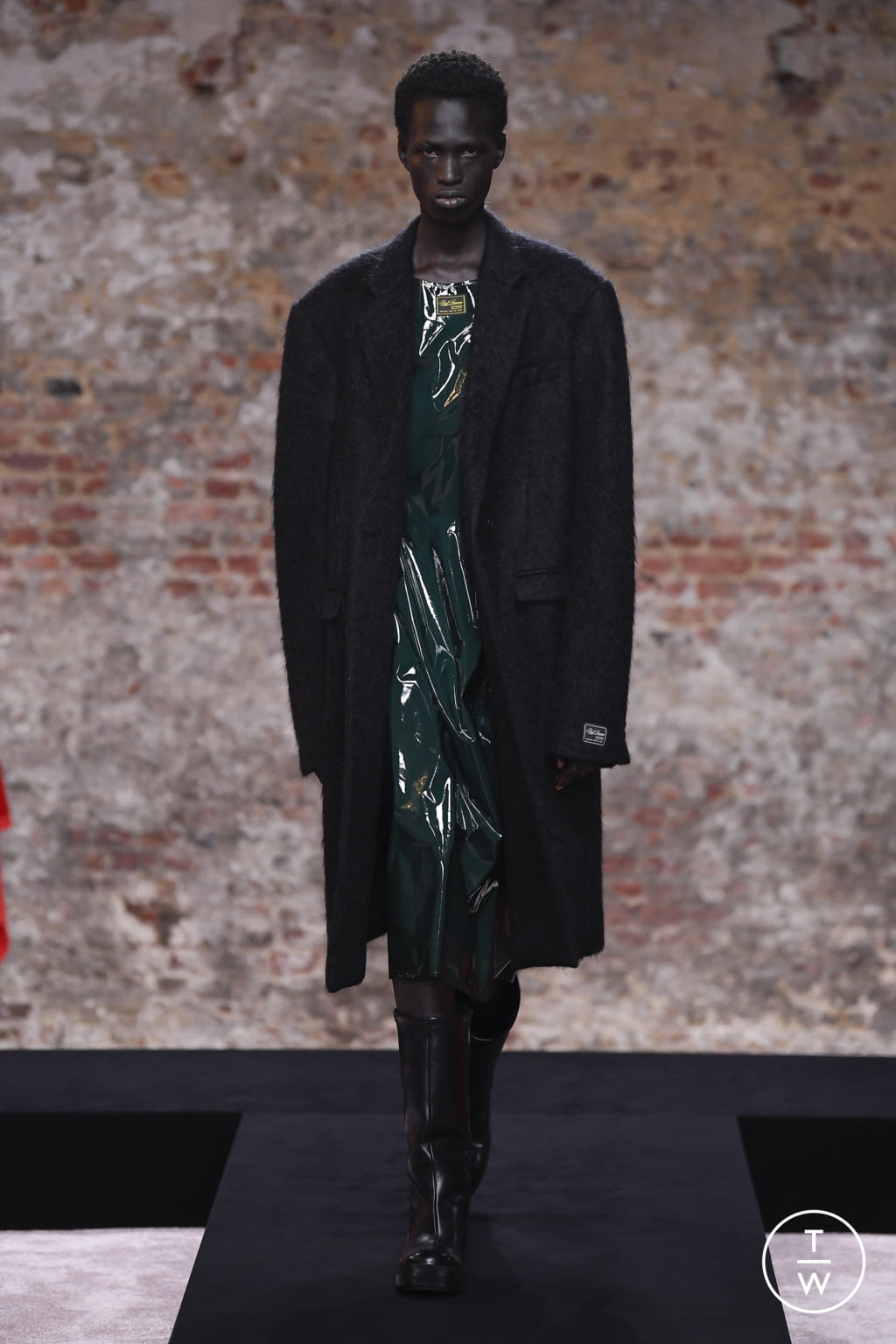 Fashion Week London Fall/Winter 2022 look 7 from the Raf Simons collection 女装