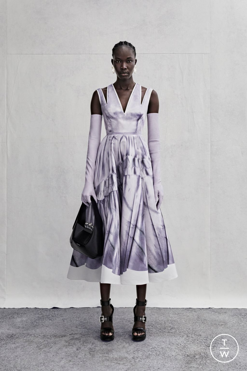 Fashion Week London Resort 2023 look 8 from the Alexander McQueen collection womenswear