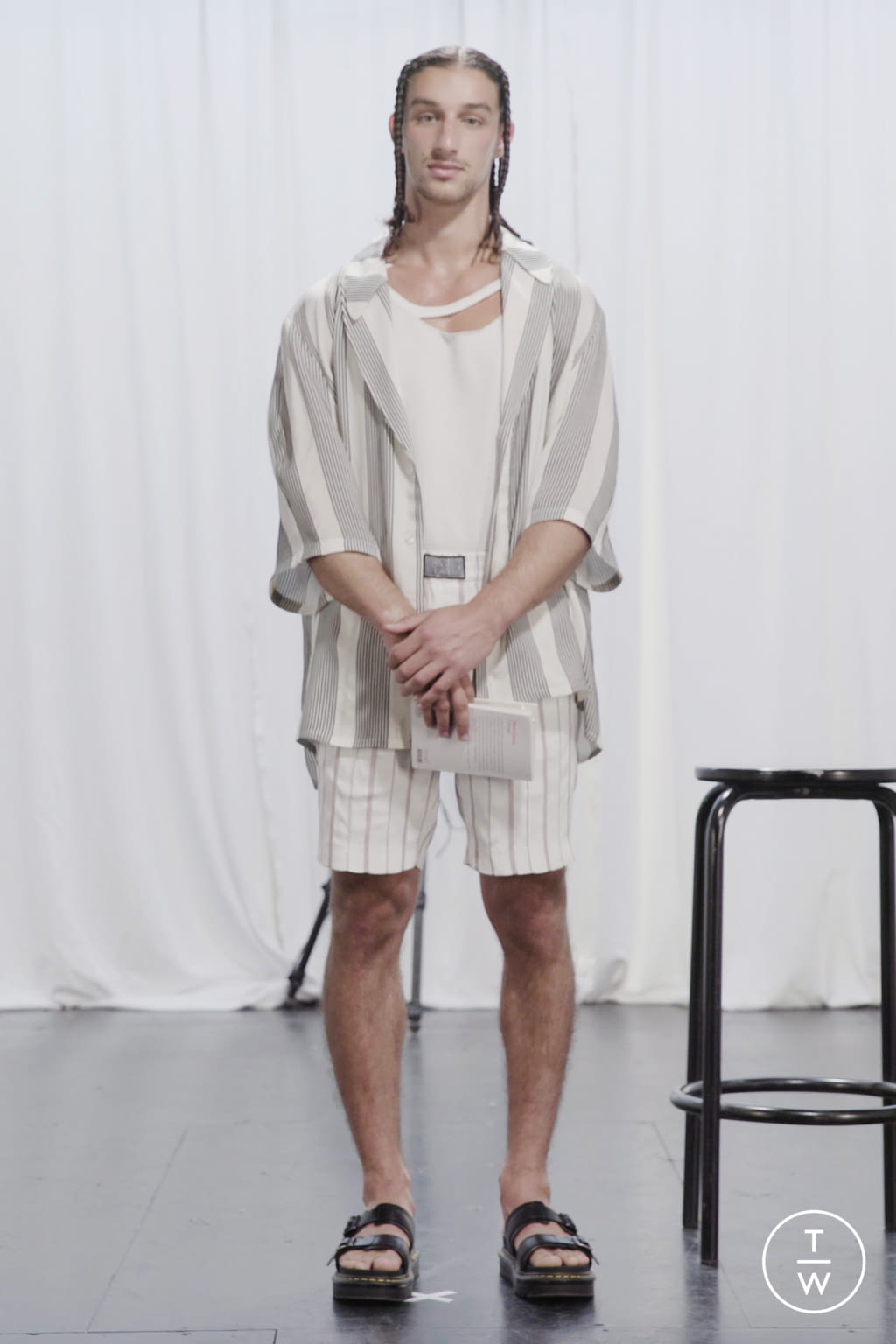 Fashion Week Paris Spring/Summer 2021 look 9 from the Louis Gabriel Nouchi collection 男装
