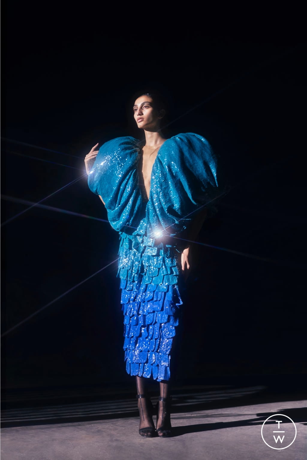 Fashion Week Paris Fall/Winter 2021 look 6 de la collection Rahul Mishra couture