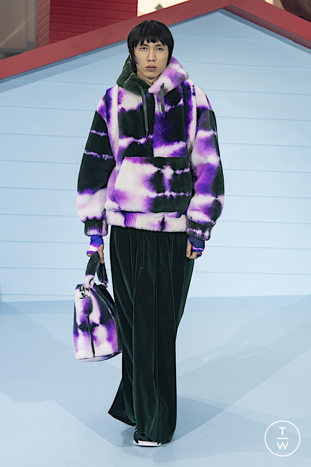 Fashion Week Paris Fall/Winter 2022 look 26 from the Louis Vuitton collection menswear