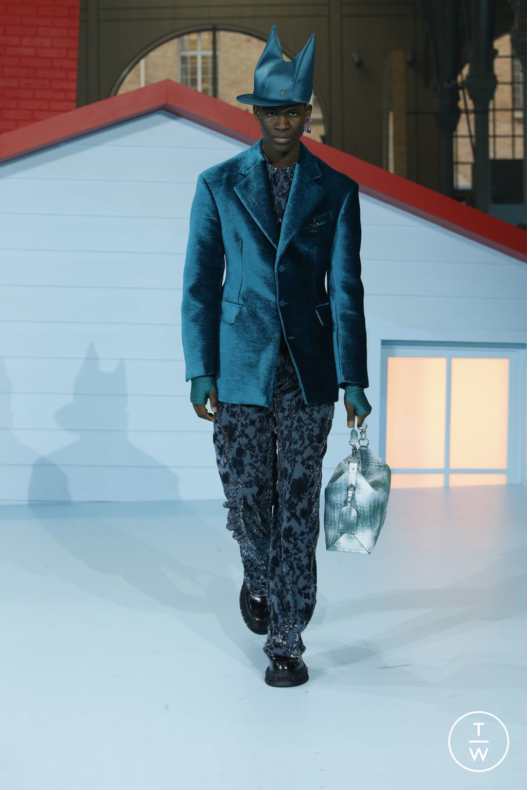 Fashion Week Paris Fall/Winter 2022 look 32 from the Louis Vuitton collection menswear