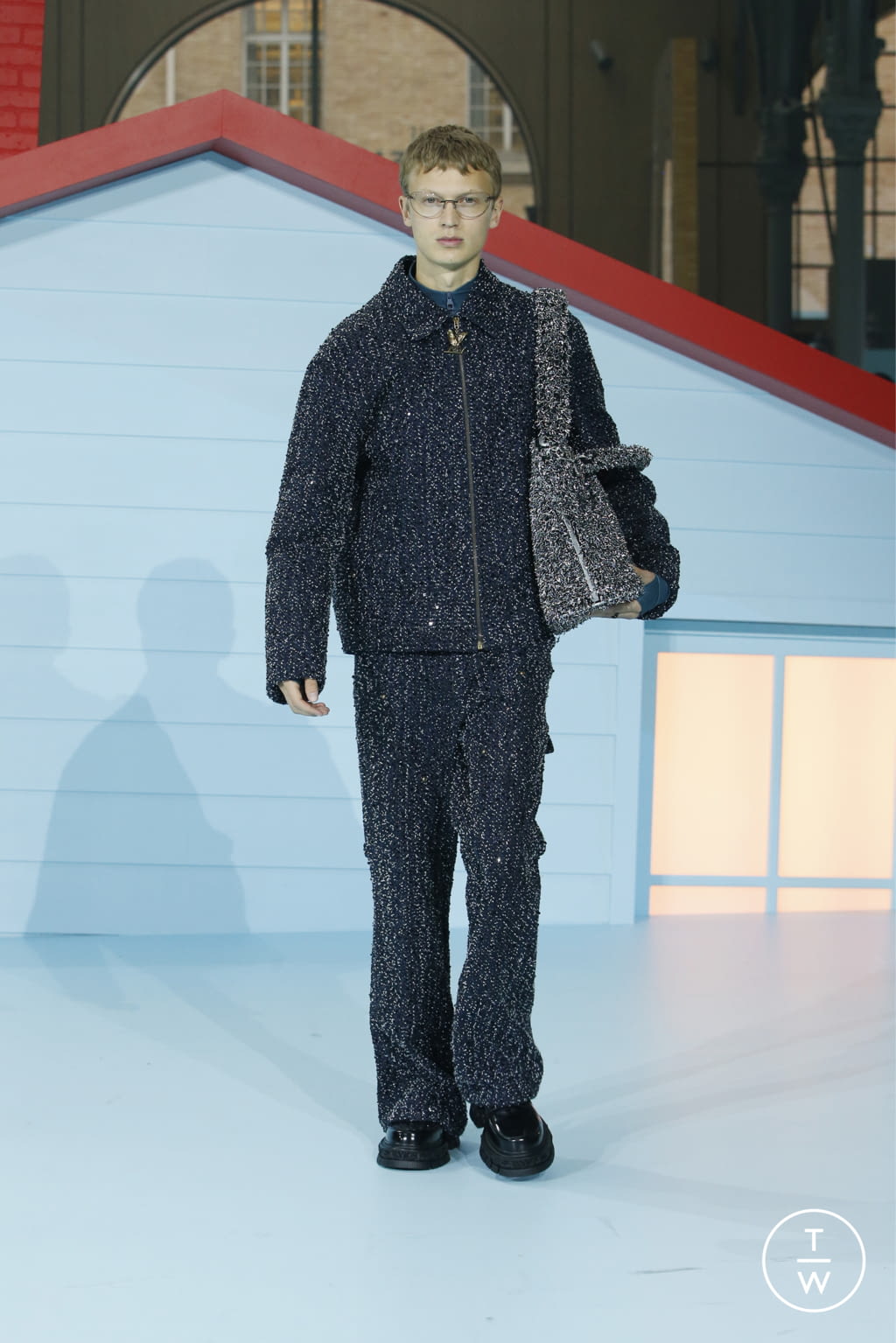 Fashion Week Paris Fall/Winter 2022 look 33 from the Louis Vuitton collection menswear