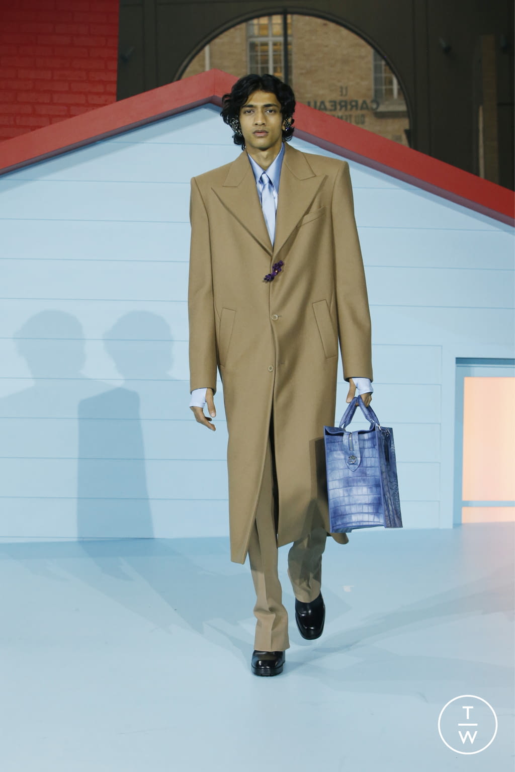 Fashion Week Paris Fall/Winter 2022 look 42 from the Louis Vuitton collection menswear