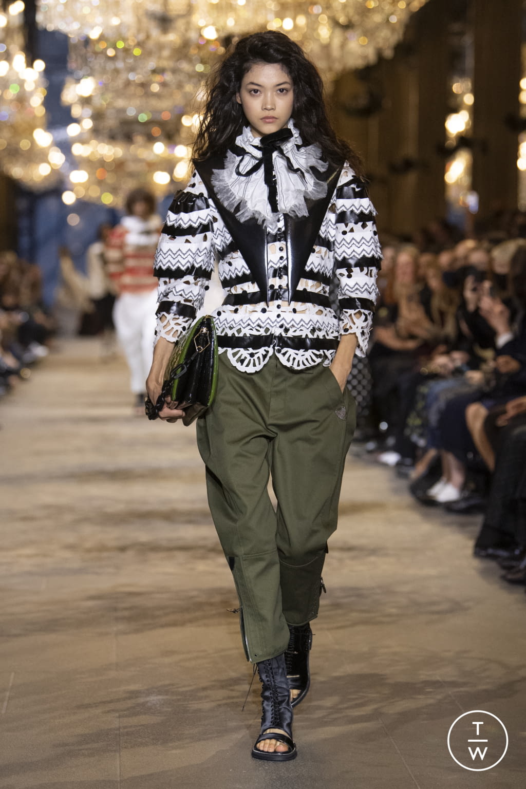 Fashion Week Paris Spring/Summer 2022 look 36 from the Louis Vuitton collection 女装