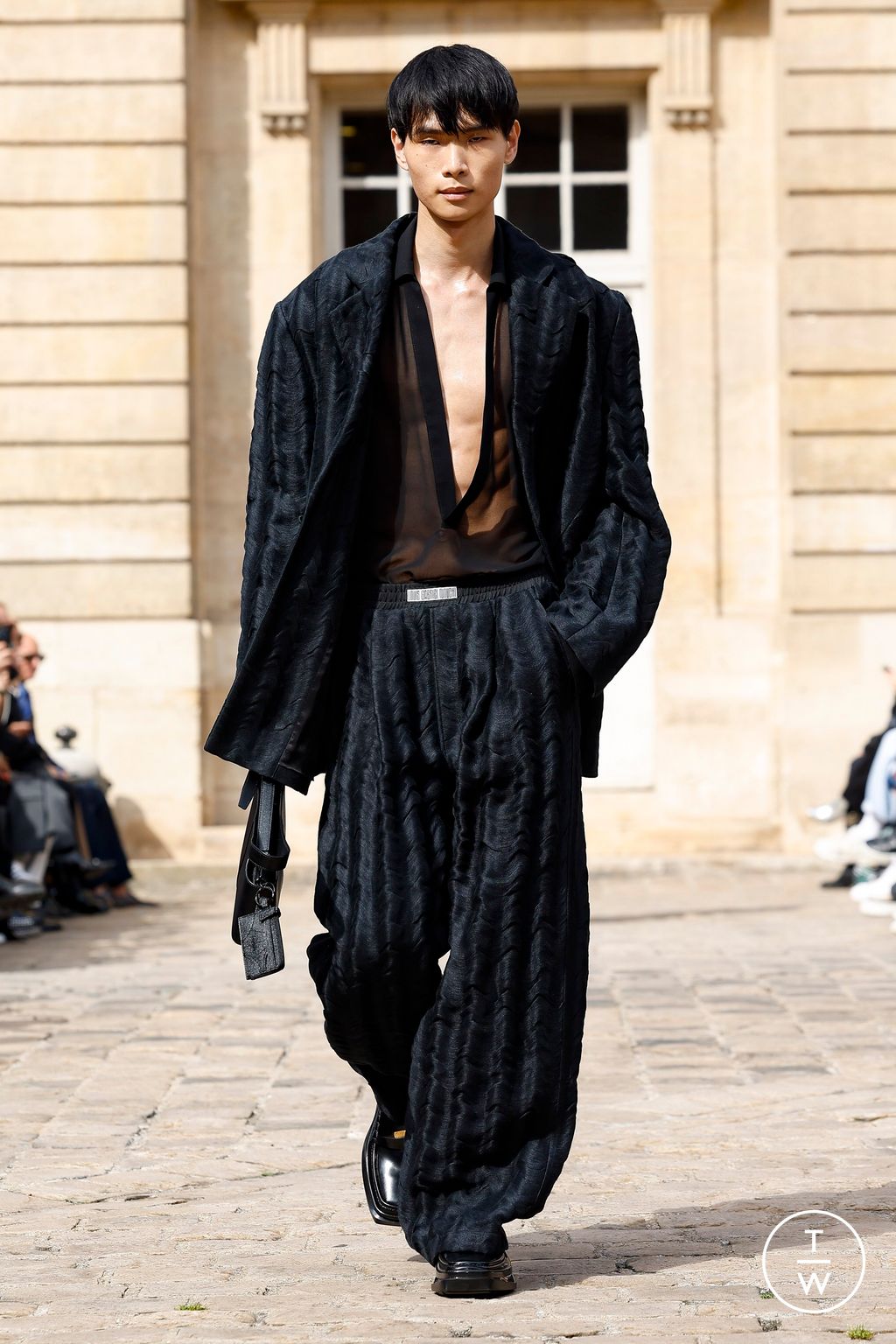 Fashion Week Paris Spring-Summer 2025 look 4 from the Louis Gabriel Nouchi collection 男装
