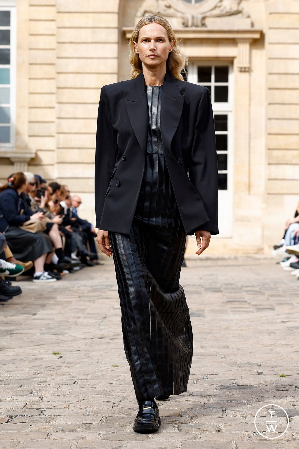 Fashion Week Paris Spring-Summer 2025 look 20 from the Louis Gabriel Nouchi collection 男装