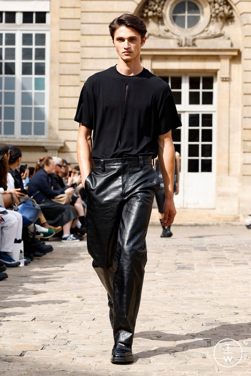 Fashion Week Paris Spring-Summer 2025 look 22 from the Louis Gabriel Nouchi collection 男装