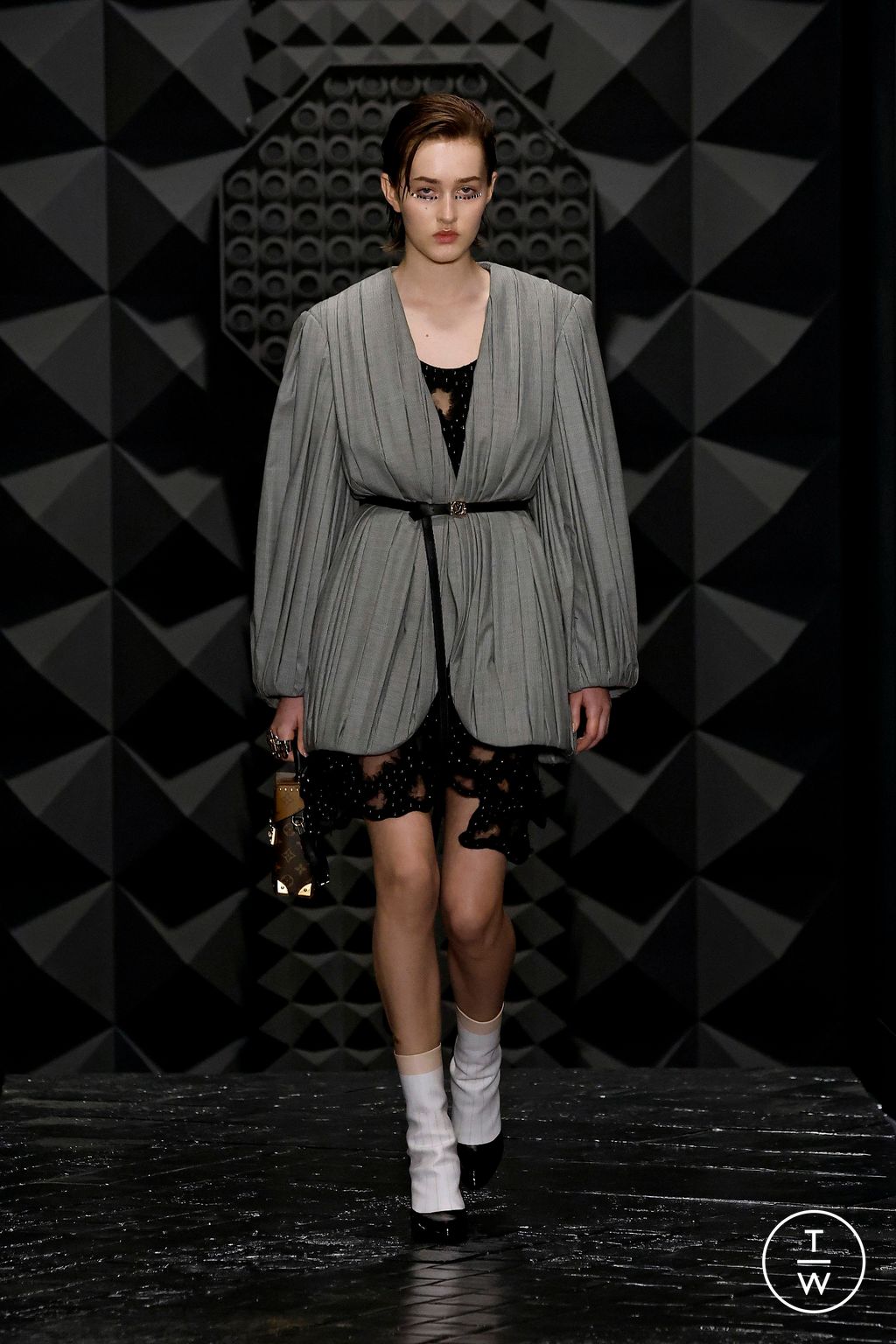 Fashion Week Paris Fall/Winter 2023 look 1 from the Louis Vuitton collection womenswear