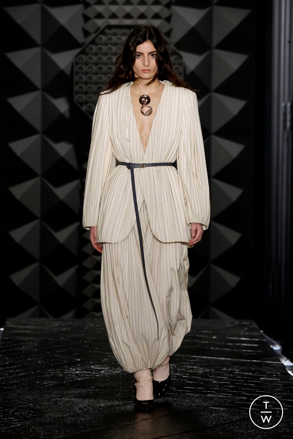 Fashion Week Paris Fall/Winter 2023 look 4 de la collection Louis Vuitton womenswear