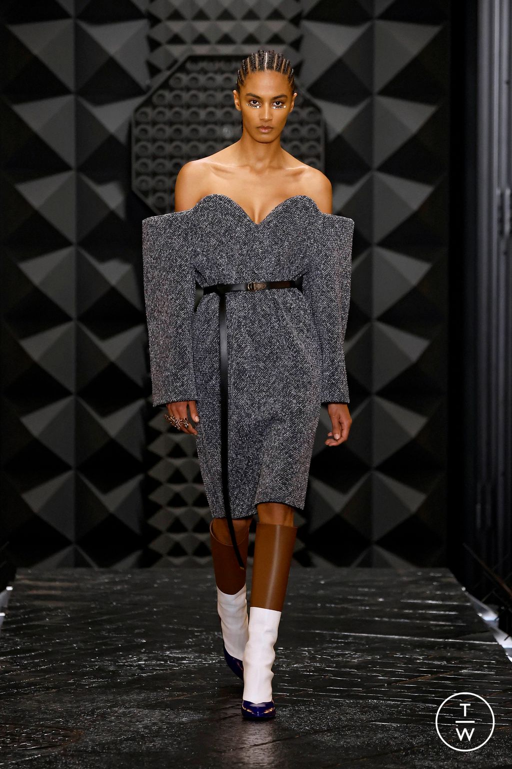 Fashion Week Paris Fall/Winter 2023 look 6 de la collection Louis Vuitton womenswear