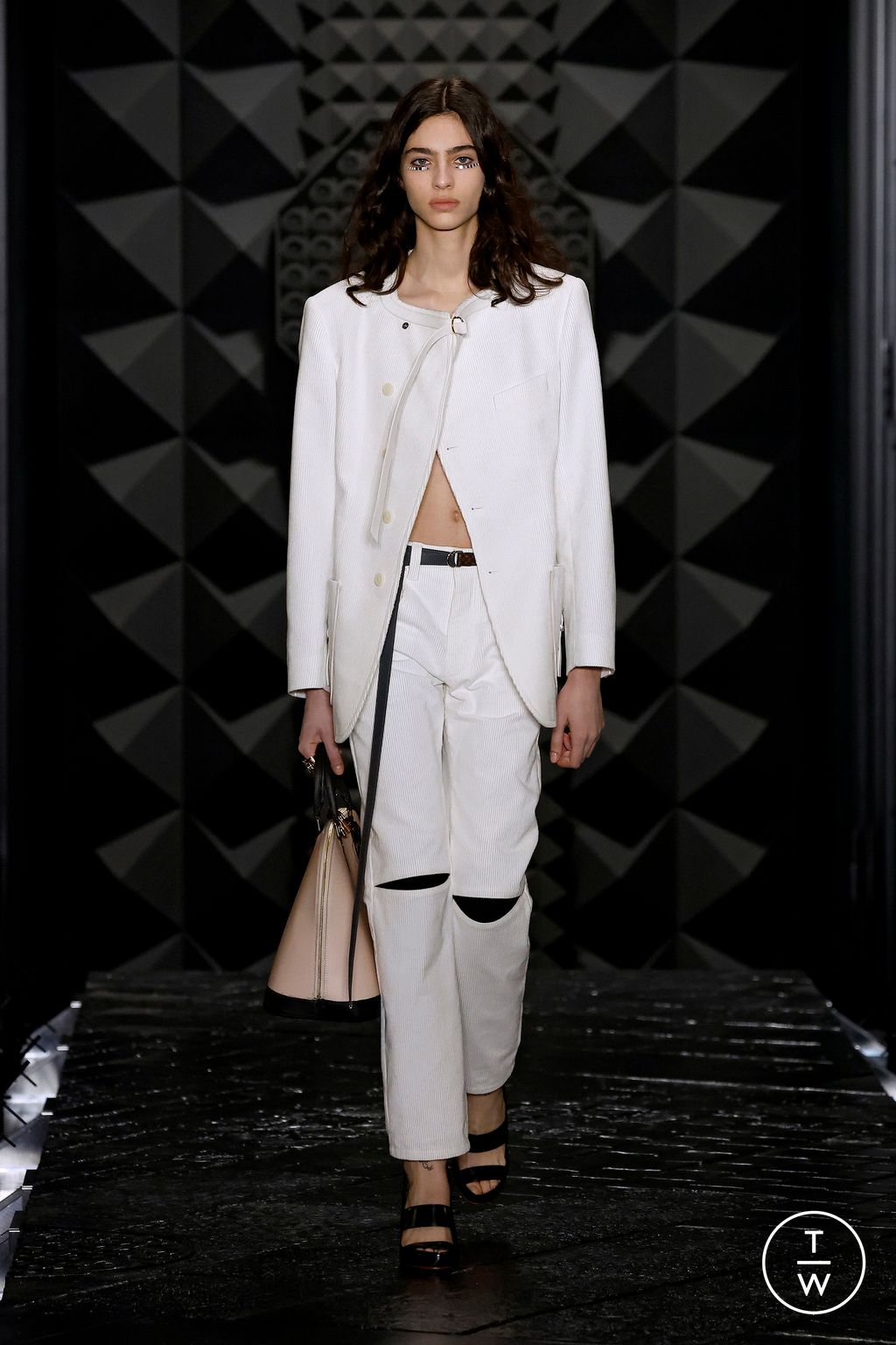 Fashion Week Paris Fall/Winter 2023 look 9 de la collection Louis Vuitton womenswear