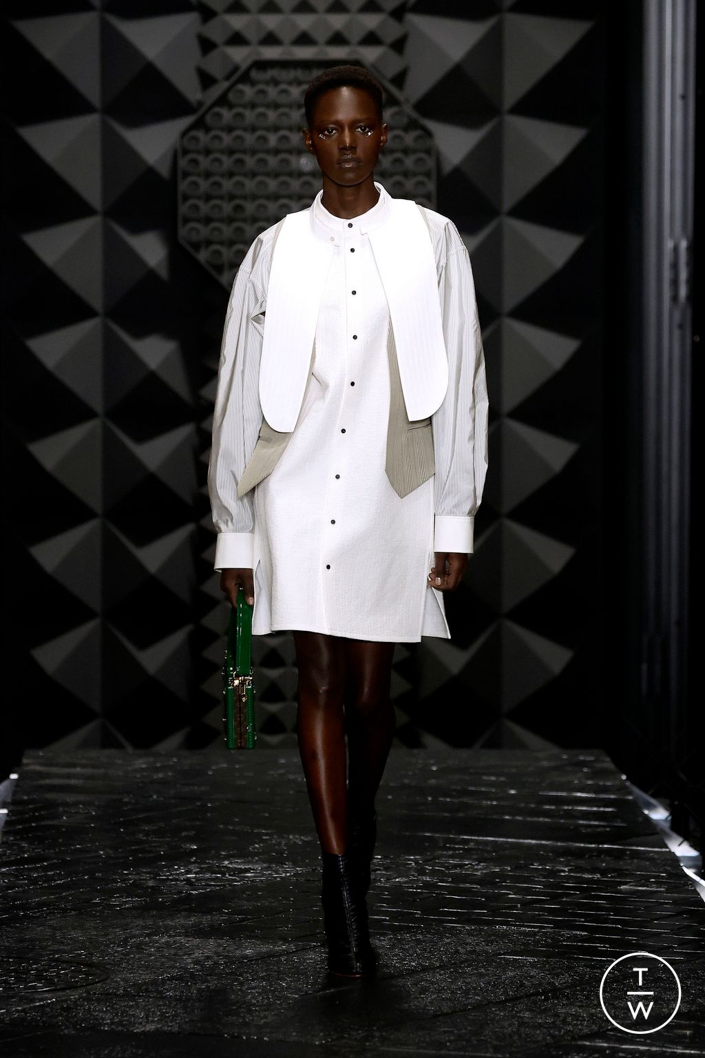 Fashion Week Paris Fall/Winter 2023 look 11 de la collection Louis Vuitton womenswear