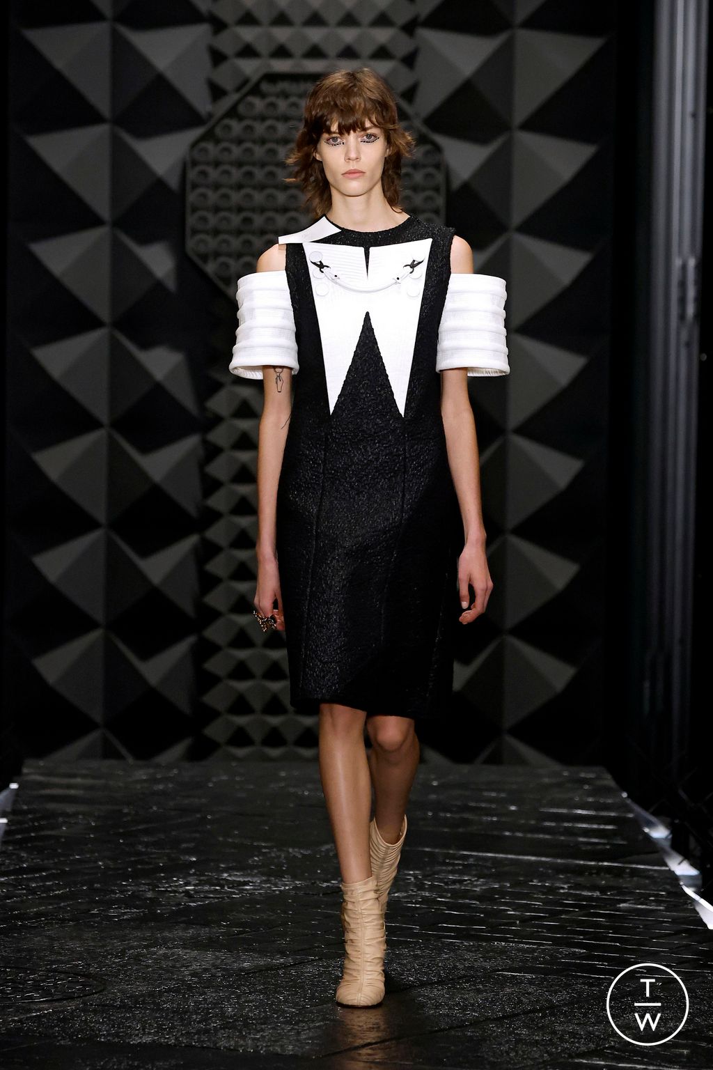 Fashion Week Paris Fall/Winter 2023 look 12 de la collection Louis Vuitton womenswear