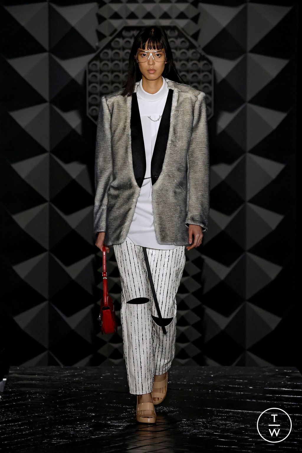 Fashion Week Paris Fall/Winter 2023 look 13 from the Louis Vuitton collection womenswear