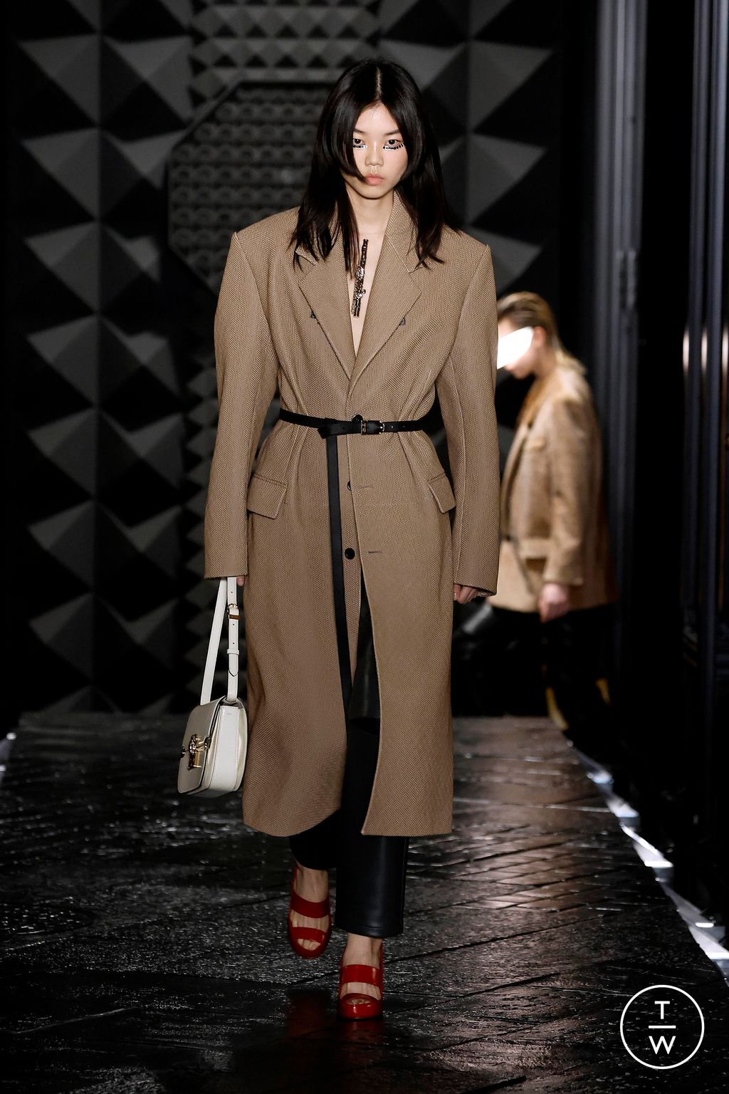 Fashion Week Paris Fall/Winter 2023 look 14 from the Louis Vuitton collection womenswear