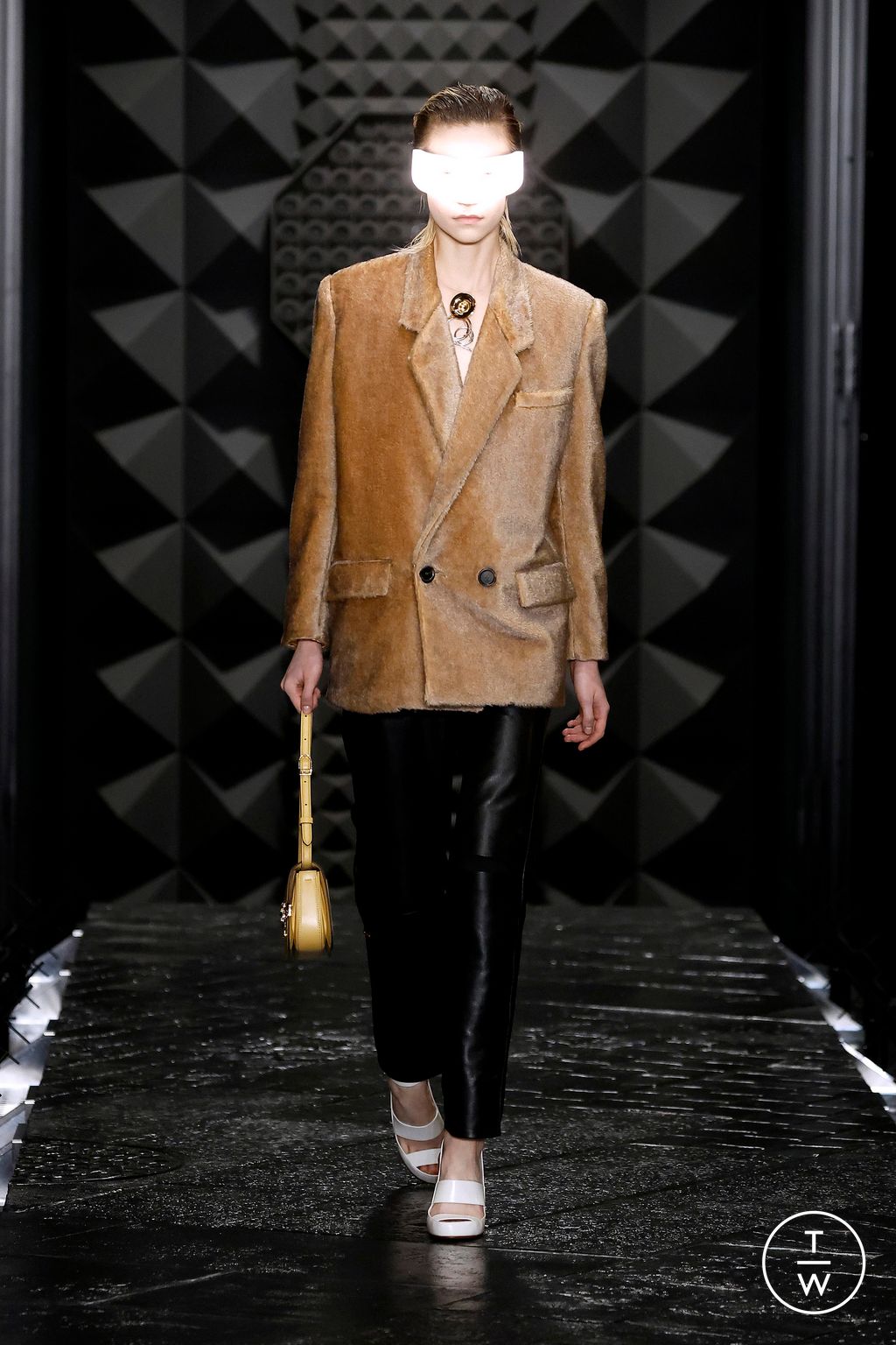 Fashion Week Paris Fall/Winter 2023 look 15 from the Louis Vuitton collection womenswear