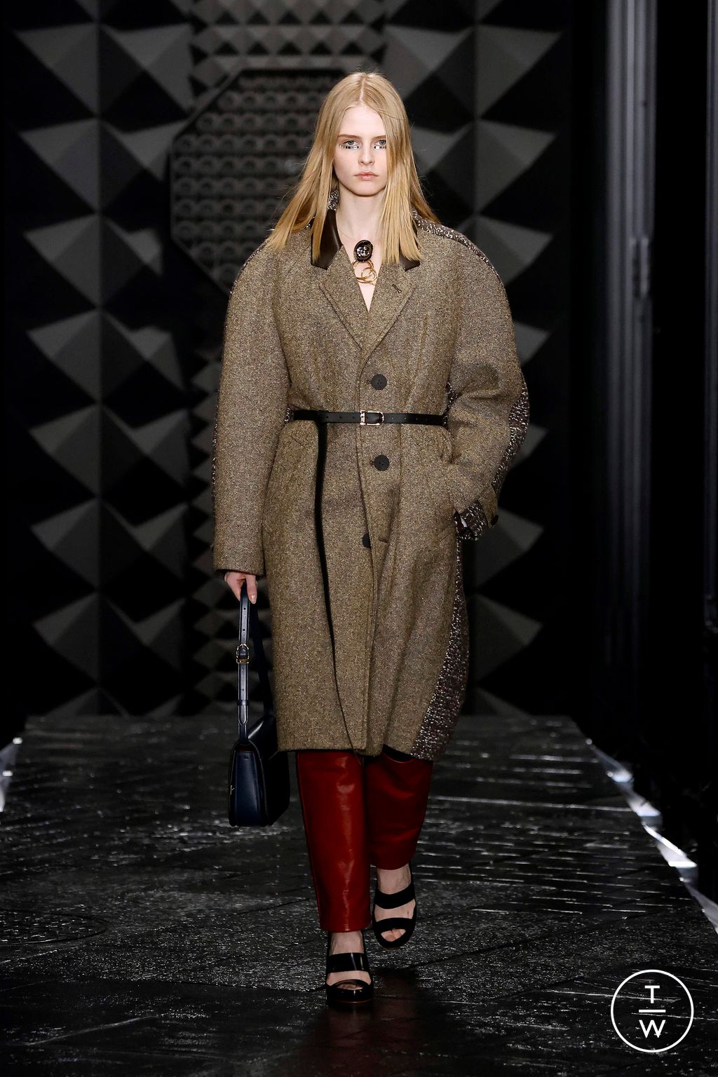Fashion Week Paris Fall/Winter 2023 look 16 de la collection Louis Vuitton womenswear
