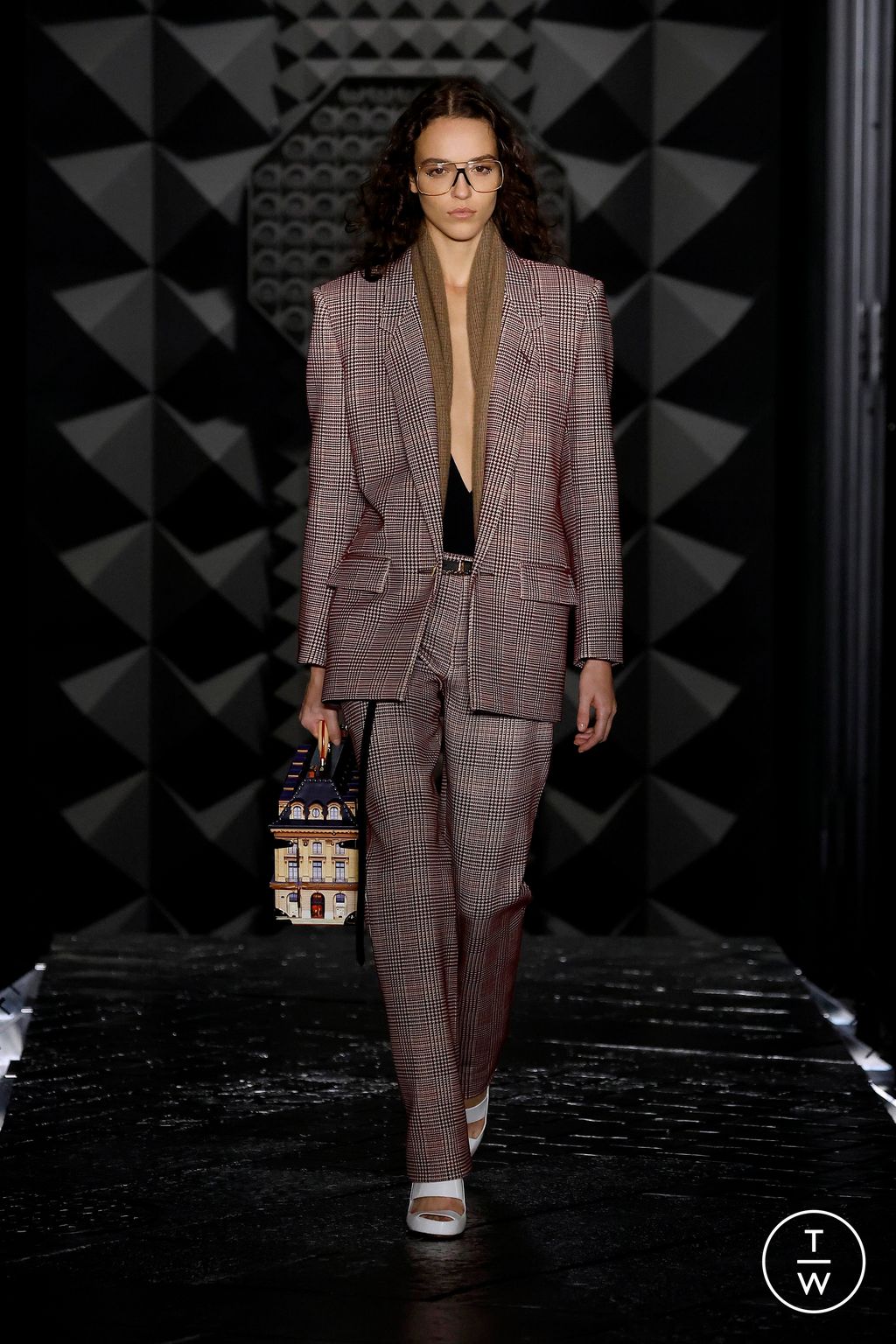 Fashion Week Paris Fall/Winter 2023 look 17 from the Louis Vuitton collection 女装