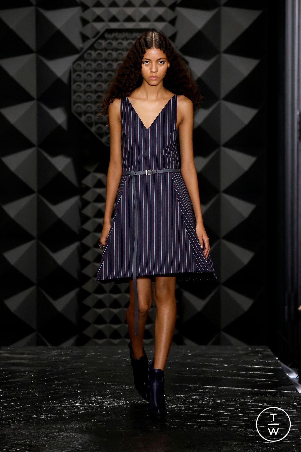 Fashion Week Paris Fall/Winter 2023 look 18 de la collection Louis Vuitton womenswear