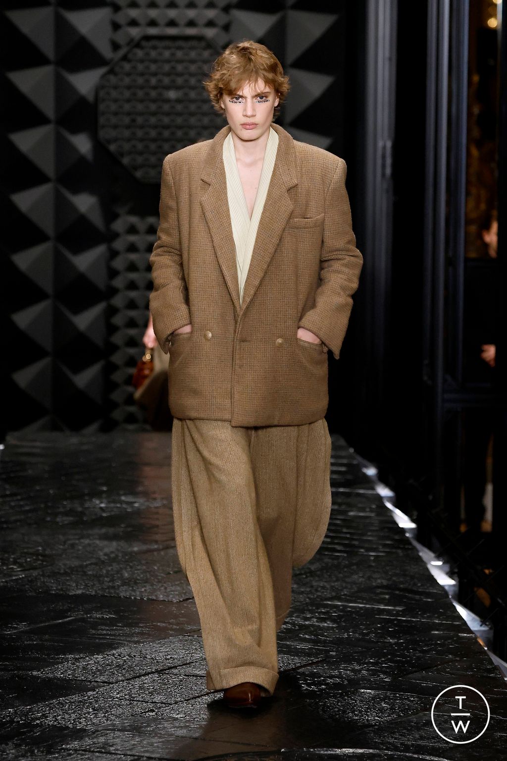 Fashion Week Paris Fall/Winter 2023 look 20 de la collection Louis Vuitton womenswear