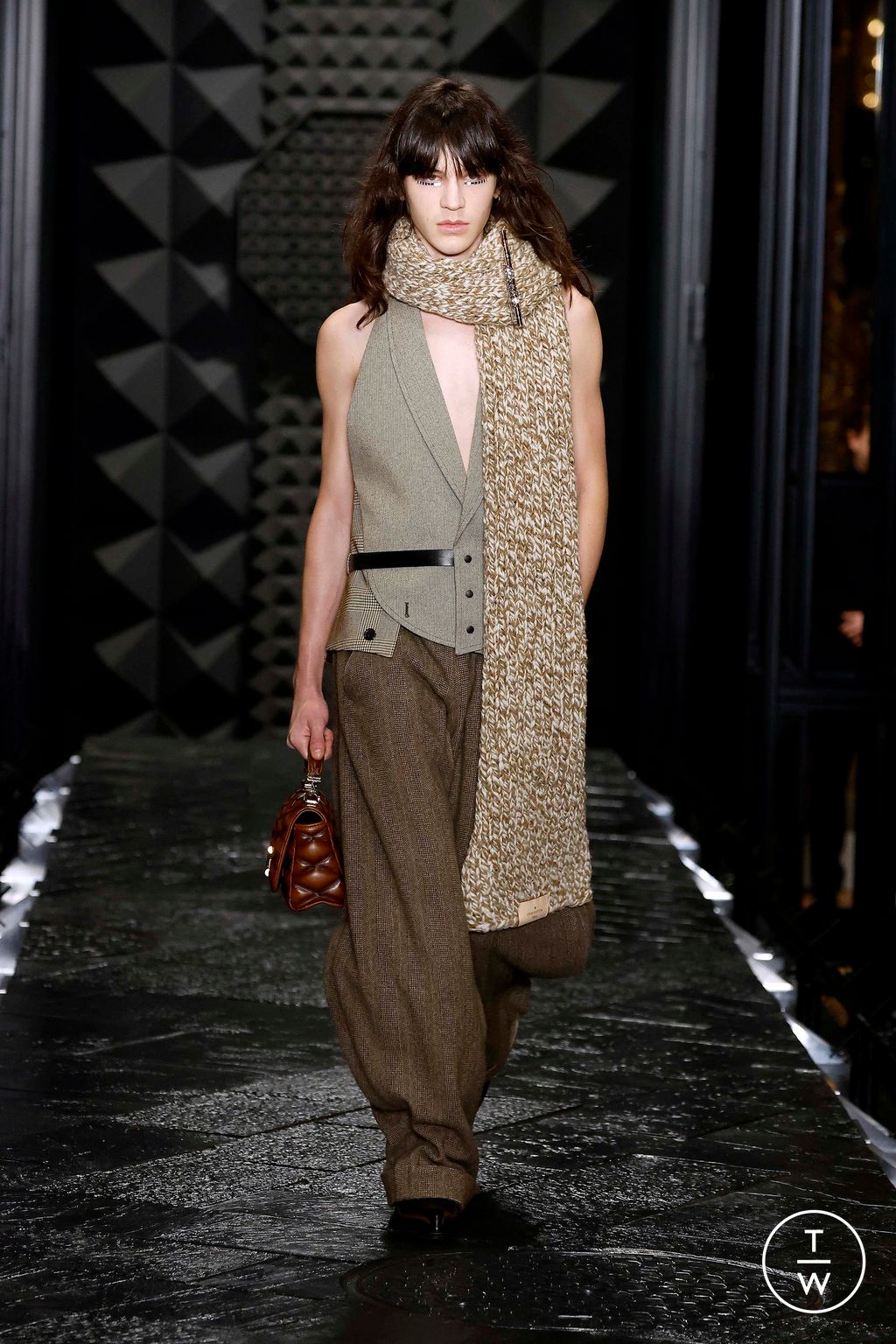 Fashion Week Paris Fall/Winter 2023 look 21 from the Louis Vuitton collection 女装