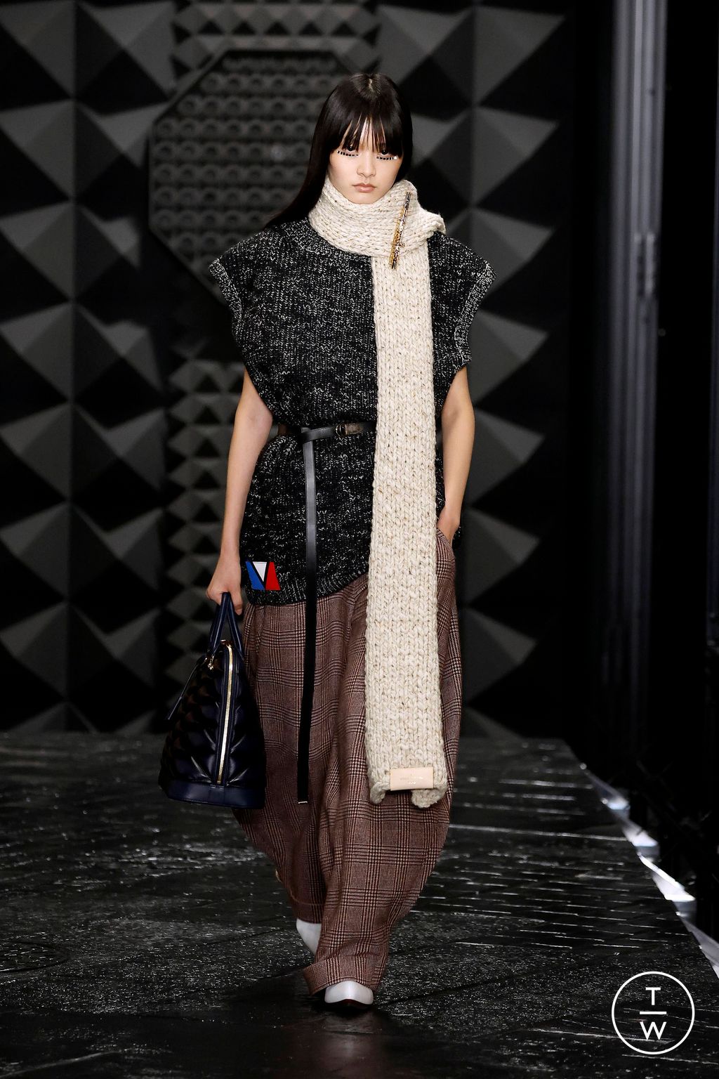 Fashion Week Paris Fall/Winter 2023 look 22 de la collection Louis Vuitton womenswear